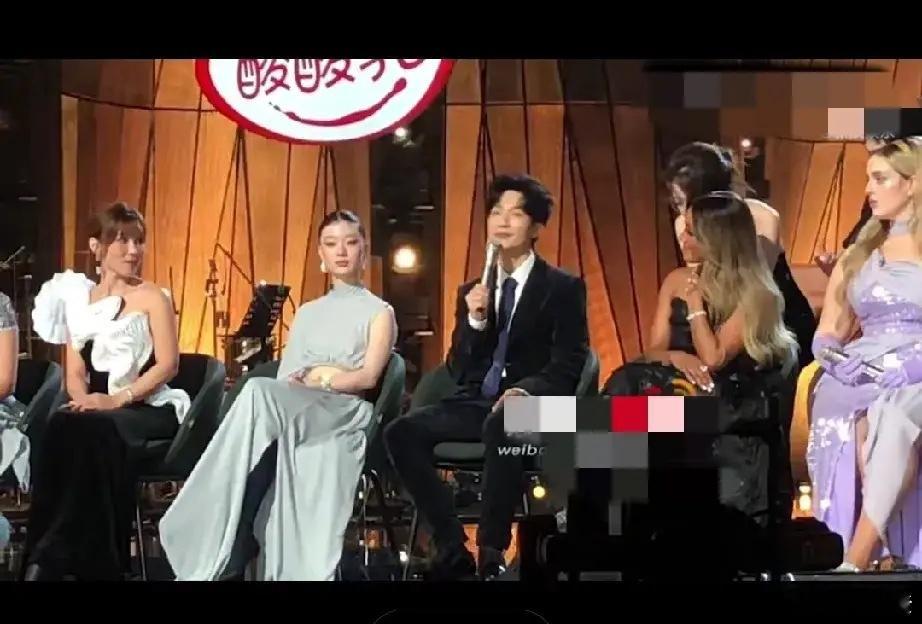 陈楚生夺冠以后说了自己的心里话，他说：“在我心里，没有什么歌王不歌王的，只有一群