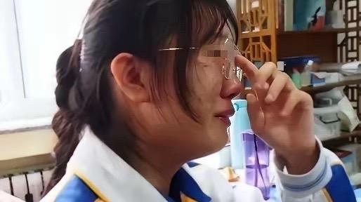 她高考志愿落榜，成绩只有364分，但他却坚称自己考了586分，一家人将教育局告上