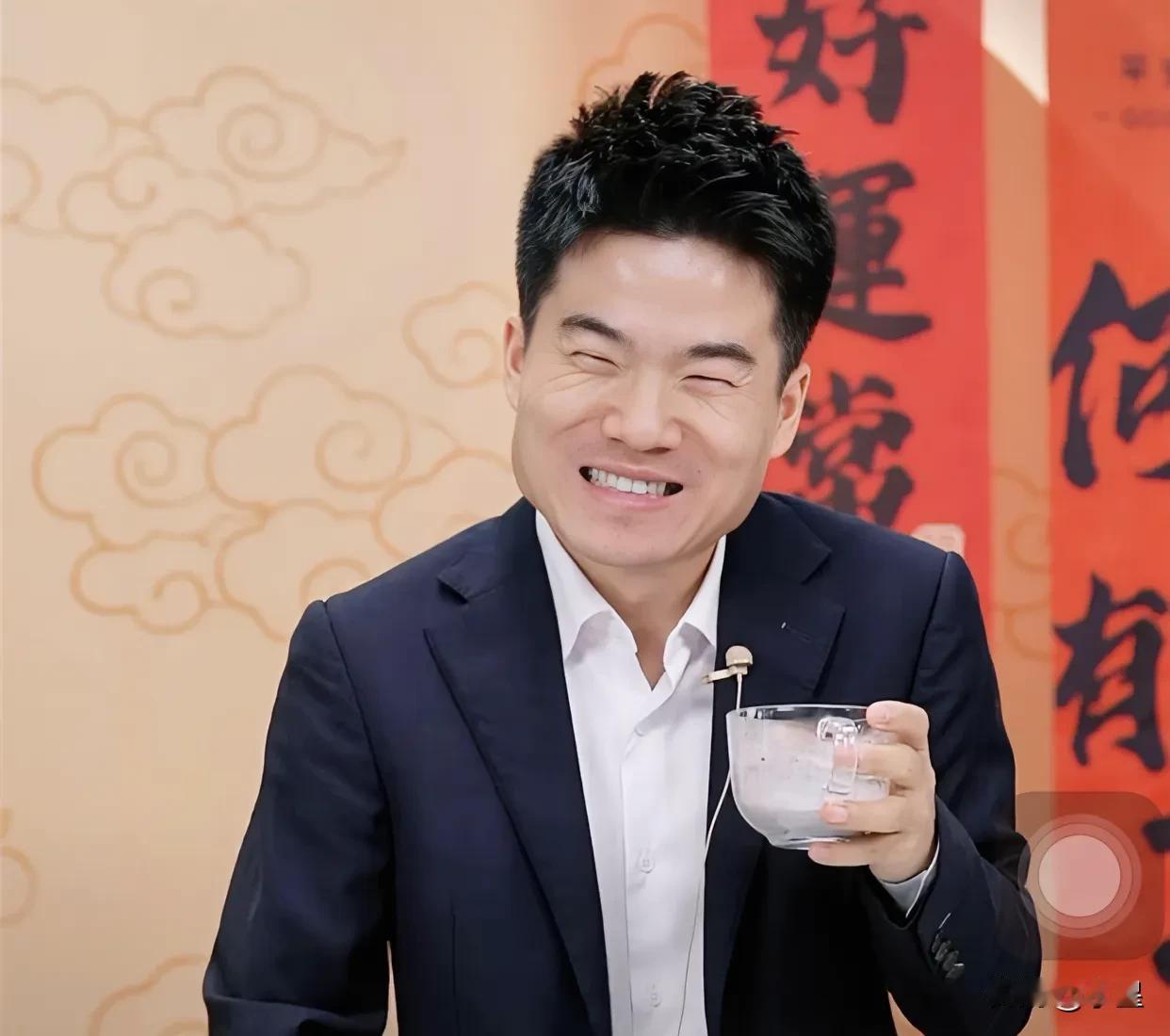 新鲜的董宇辉已经到重庆了
昨天的他活跃的像个假号
一会儿给浙江文旅留言
一会儿给