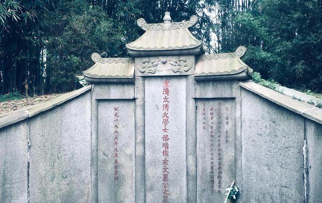 1977年， 左宗棠 陵墓被炸开，遗骨散落满地，远在新疆的王震听说之后大怒，立即