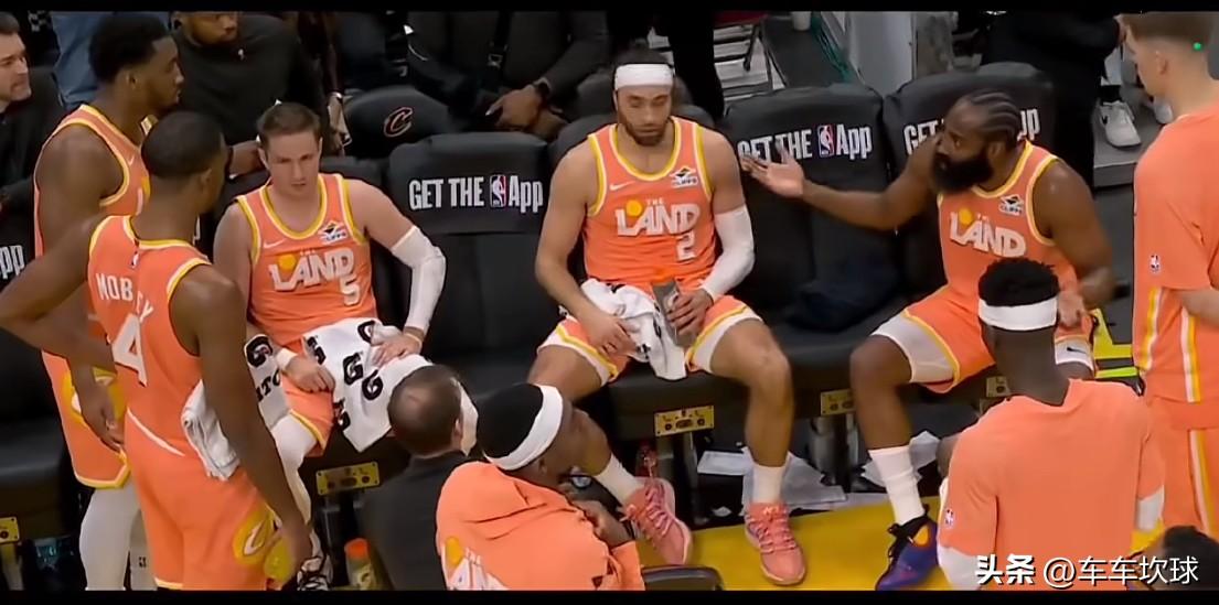 骑士众将比赛中与老大哥实时探讨比赛[赞]登哥越来越有大哥样子了！