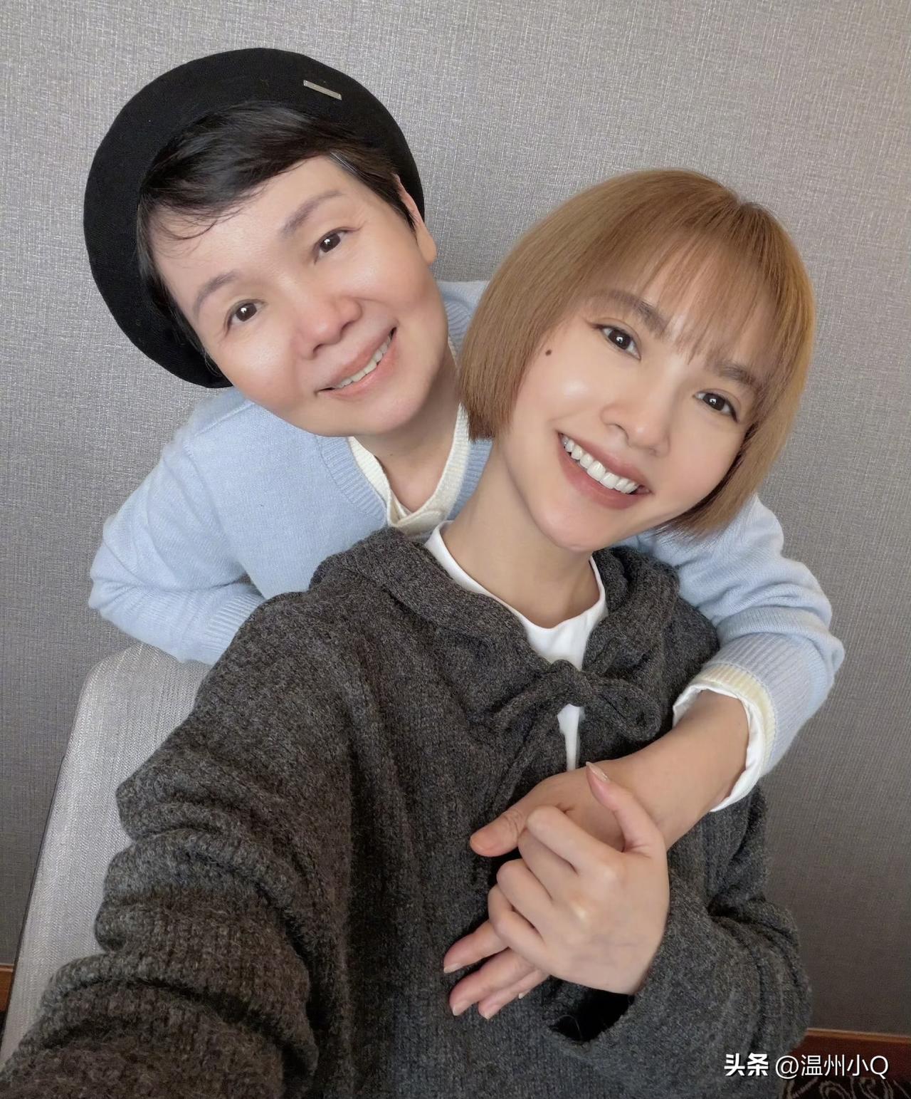 杨丞琳是娃娃脸，杨妈妈也是娃娃脸，母女俩共享娃娃脸，是真的很显年轻。
