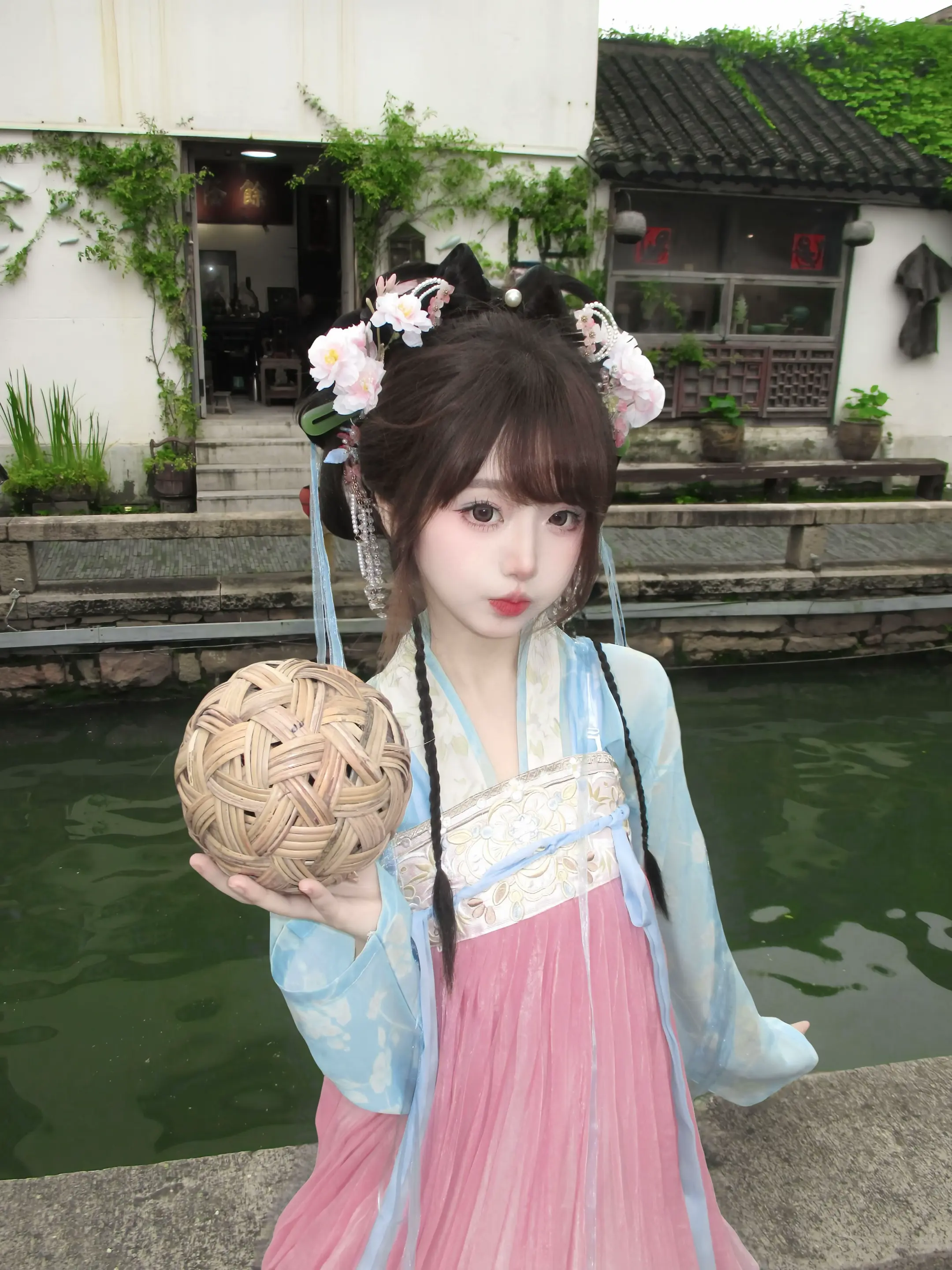 “阿姐，就陪我蹴鞠吧～”