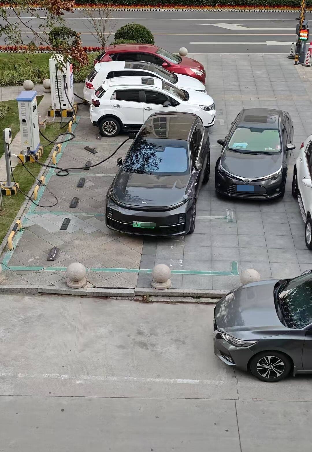 理想去年净利润暴降85%感觉个别理想车主的行为确实影响到了车企，网上风评不太好。