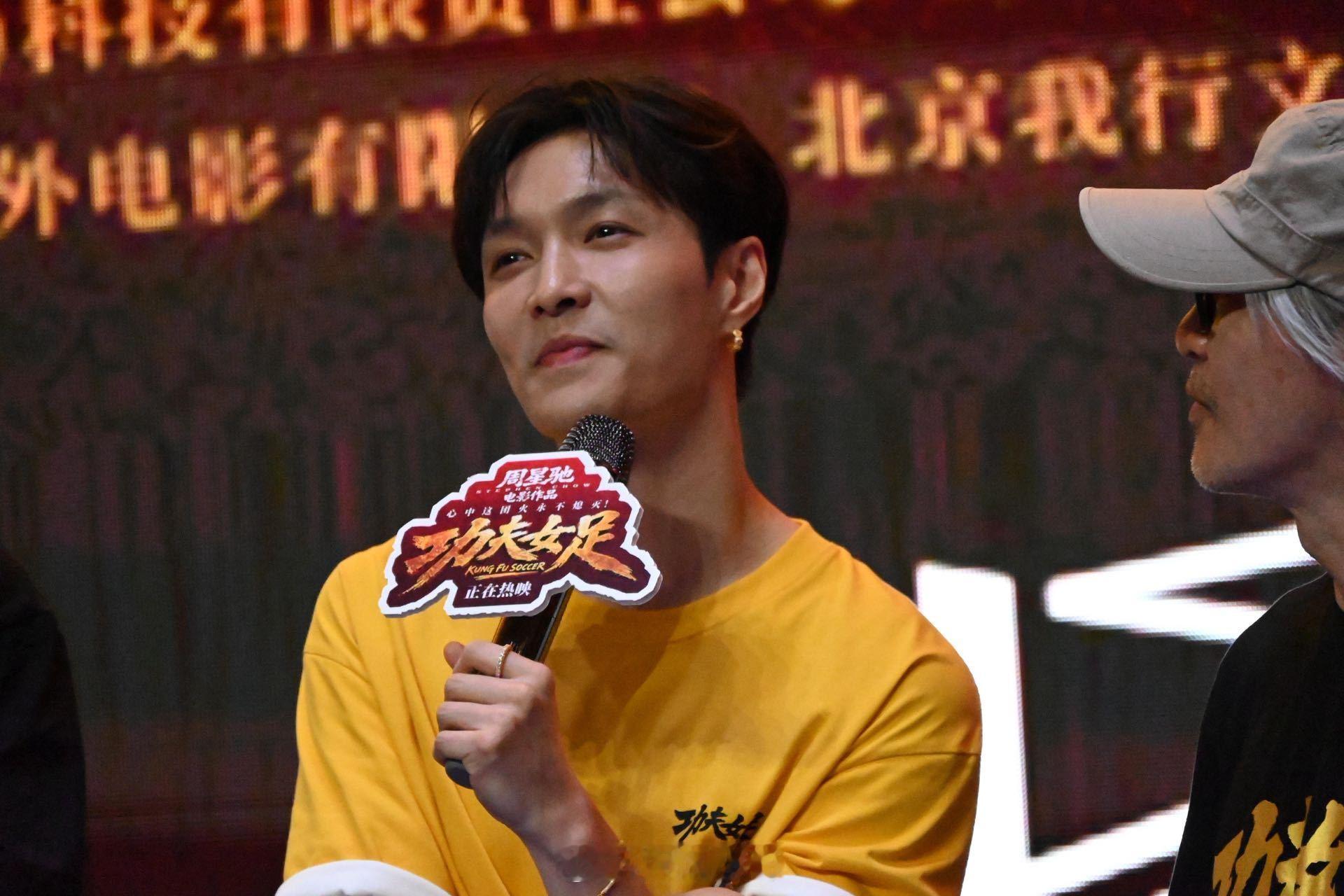 张艺兴回应肿脸特效妆兜不住真口水 张艺兴路演曝肿脸戏幕后，特效妆逼真却挡不住不受
