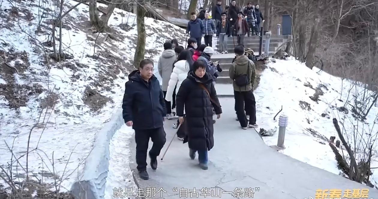 河南科技职业大学超话海拔2064.9米的华山西峰，华山气象站矗立云端，这是陕西省