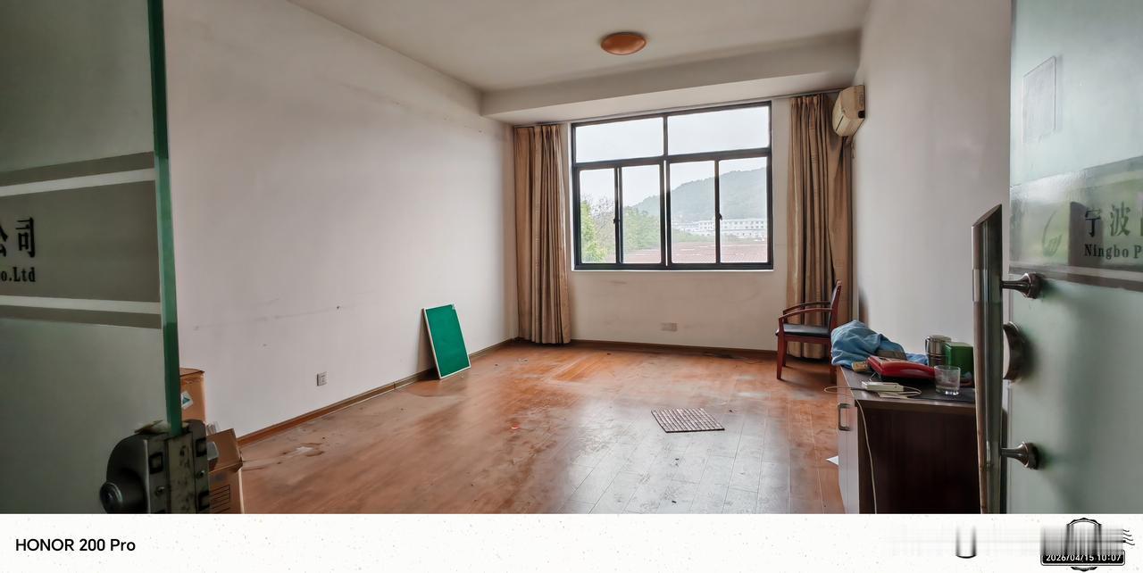 世事难料啊！公司在市场经济的变化面前，不断调经营策略和范围，压力山大。办公楼也因