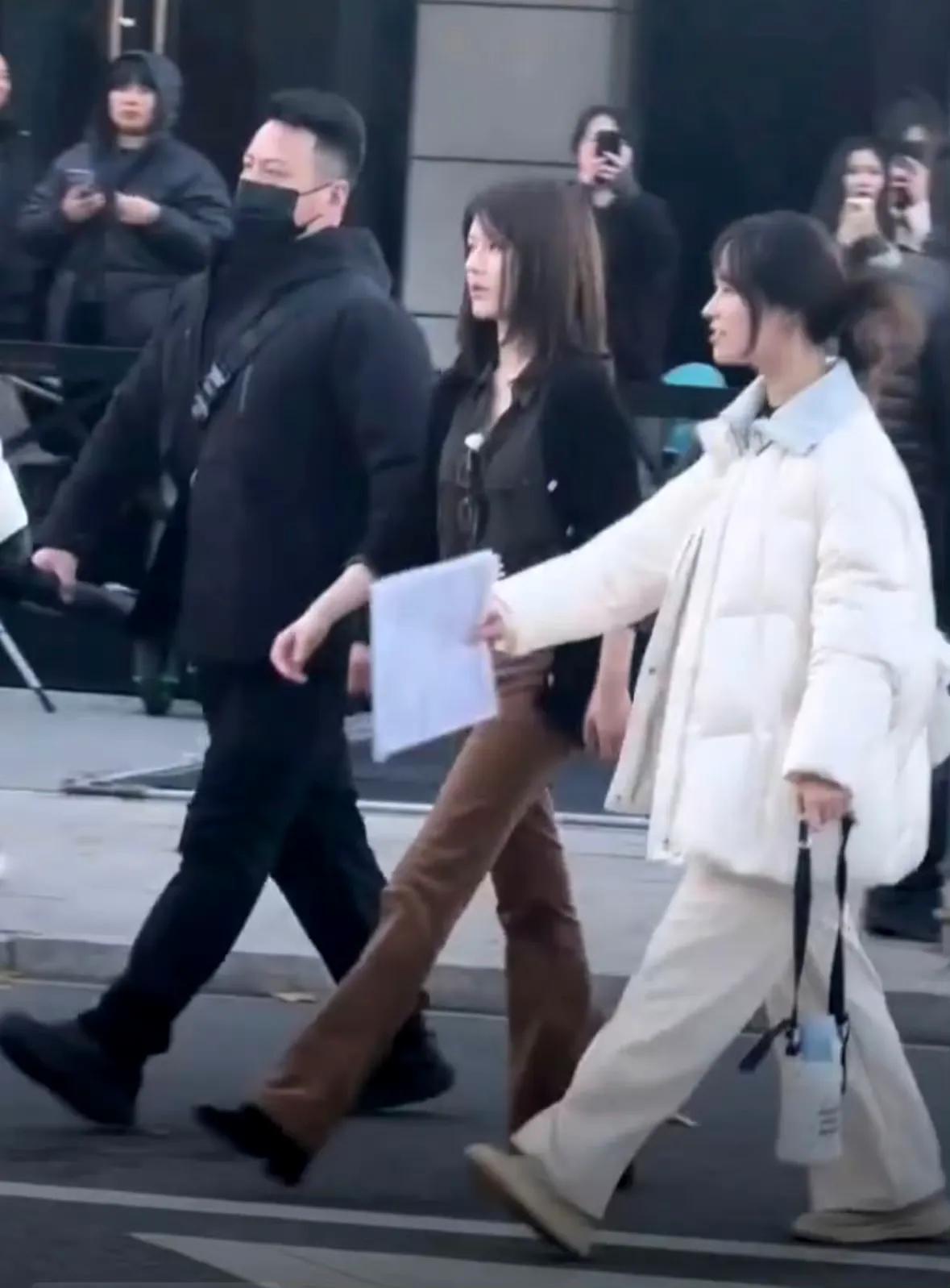 直播镜头转向强哥的瞬间，藏着内娱最动人的职场情。“跟着赵姐特别好”这句朴实告白，