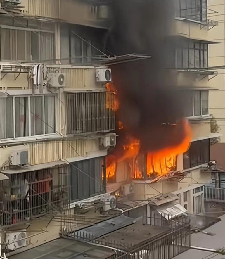 3月31日来自上海长宁的一则视频报道了长宁一小区发生的火情，事情突发，火情很急，