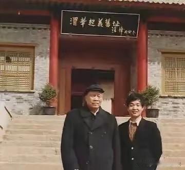 故地重游，忆往昔烽火，张宗逊上将重返渭华起义旧址。
1988年4月，陕西渭南渭华
