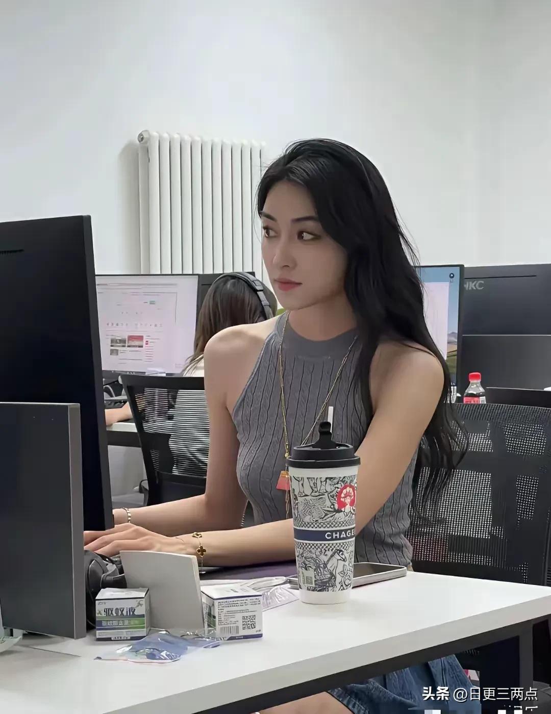 来了个美女同事，30岁了还没有男朋友！