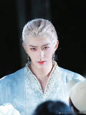 郭敬明拍邓为拍美了郭敬明舍不得放出邓为原始帧镜头捕捉到邓为独有的疏离感，郭敬明把