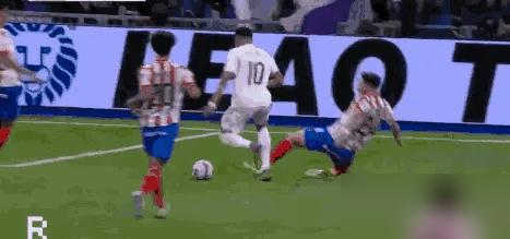 姆巴佩又在禁区摔倒了。这次VAR没给面子。
你盯着屏幕，看他第5次起脚打飞。全