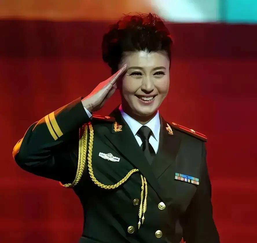 零绯闻演员穿军装，全网第一次见
 
镜头扫过去，她腰板笔直，帽檐压得很低，肩章在