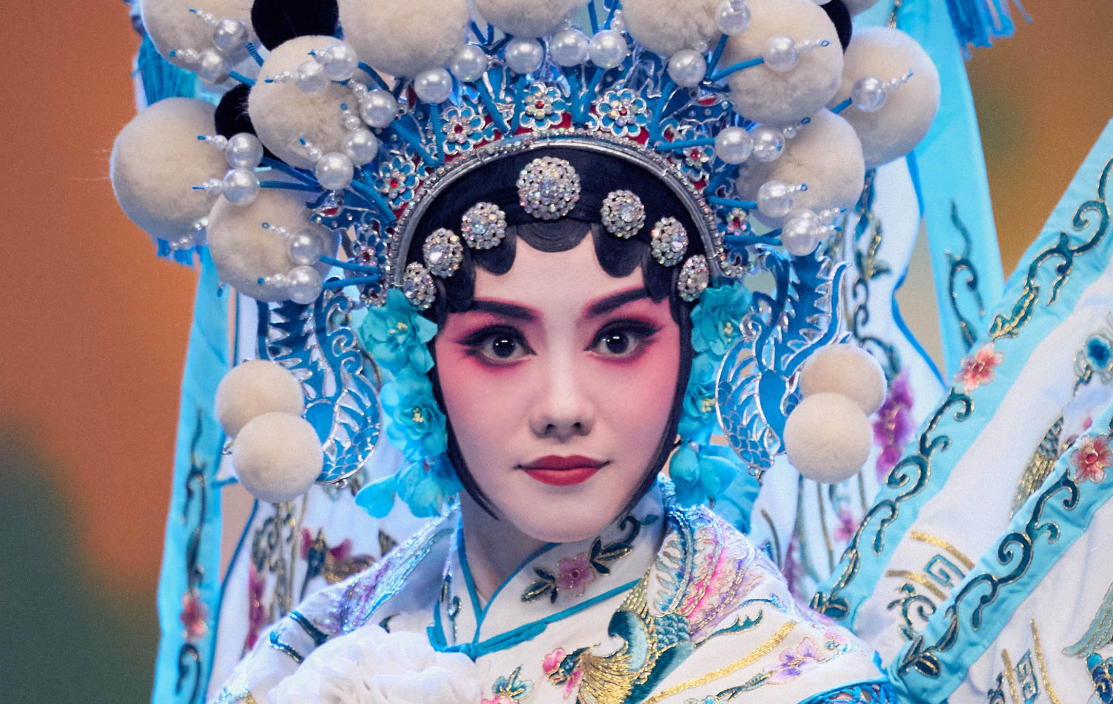 最近在看《主角》，刘浩存的戏曲扮相有时候会幻视范冰冰，果然美女都美的相似。 