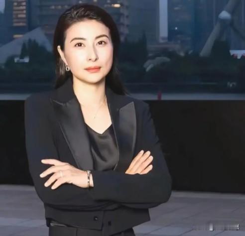 霍启刚大概没想到，
婚后日常会被妻子拉去海边捡烟头。
2023年书展他“吐槽”：