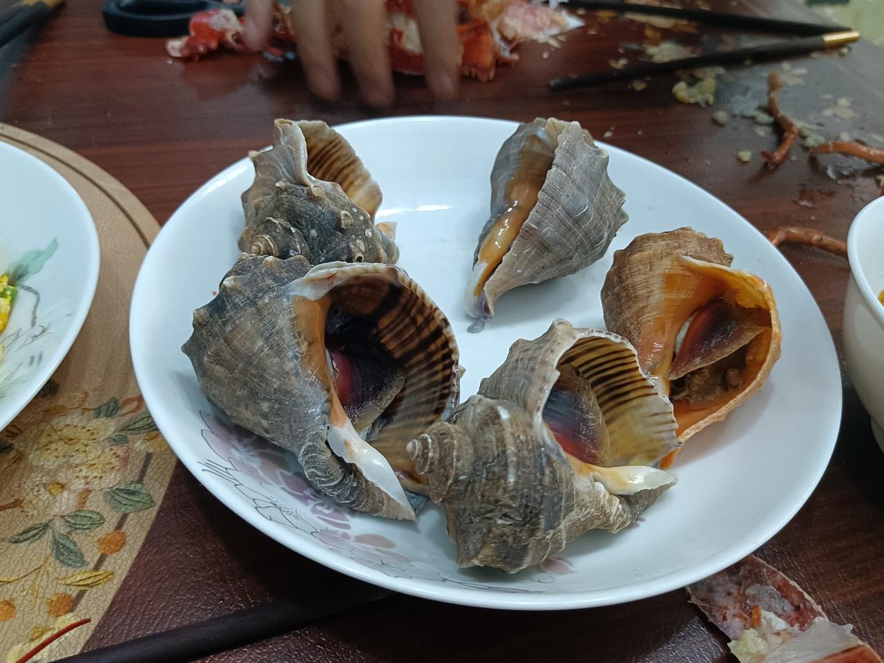过节了，为了开开心心过节，今天花了三百多块钱，蒸、煮、烤了几道海鲜小菜。

这些