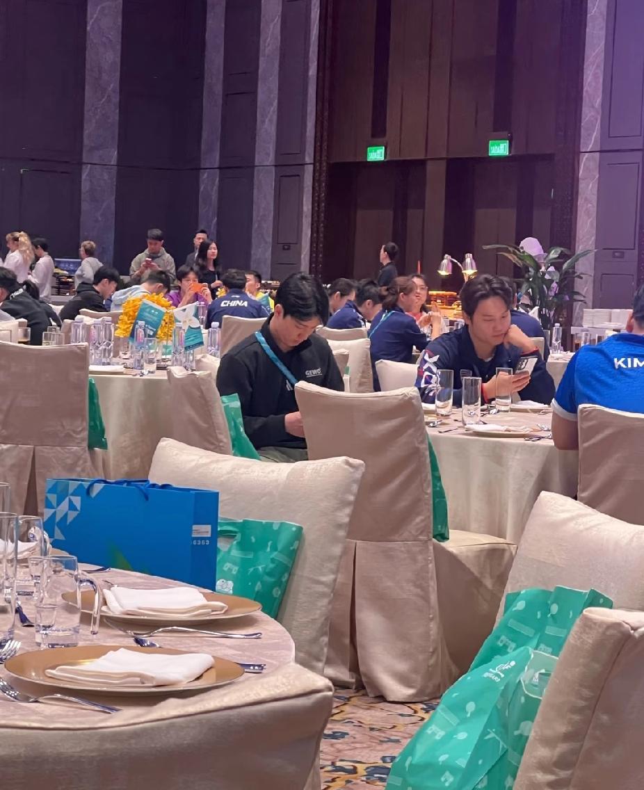 澳门世界杯晚宴路透！你能找到莎莎和大头吗？
 
这张澳门世界杯晚宴现场图里，藏着