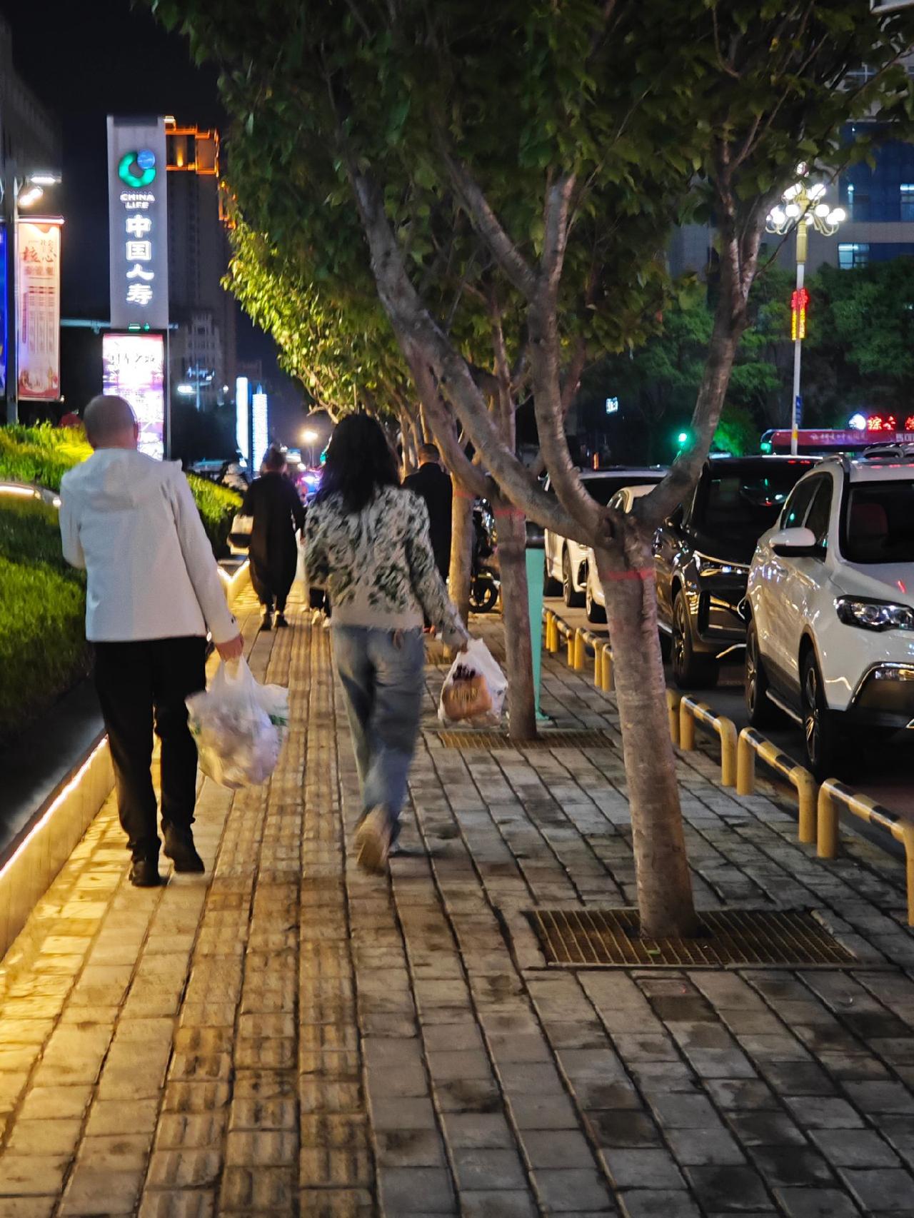 五一小长假，儿子儿媳带我们出去玩，最后一天，儿媳妇提议，妈，中午去海鲜餐厅吧！我