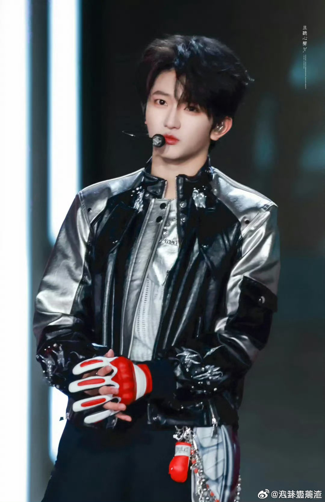 穆祉丞说成年前没节目周五晚高疯 愿以后再也没有遗憾，只有舞台和灯光。 