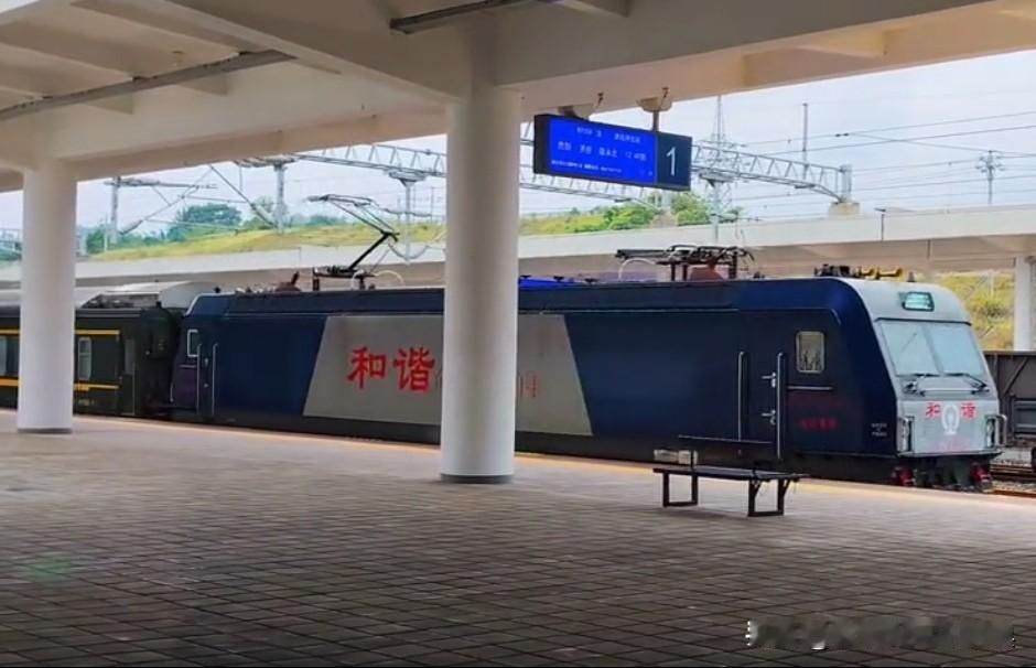 这是叙永北站驶出的绿皮车，不过大概一个半月后，也就是今年年底就会在泸州城区见到这