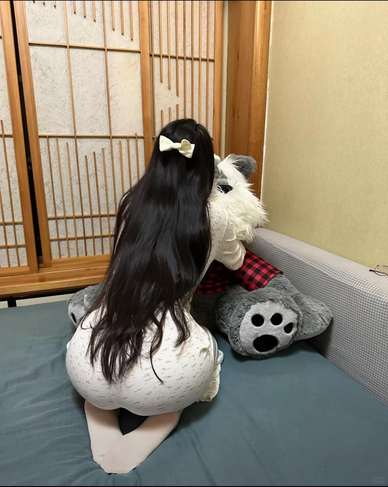 长发及腰，她头发都到屁股了。