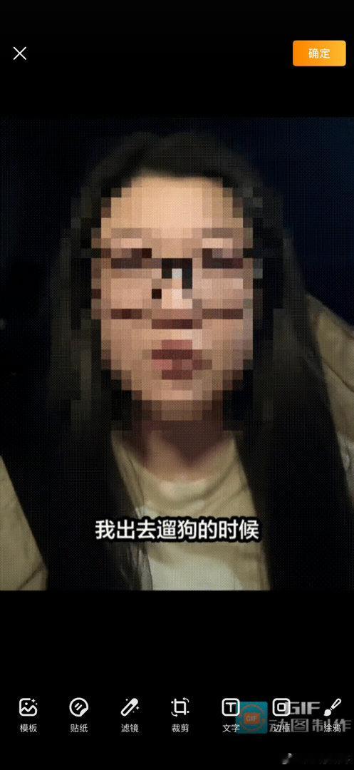 女子发文哭诉：昨天晚上带着爱犬在苏州景区边上遛狗，狗狗突然跑到车道上，被一辆白色