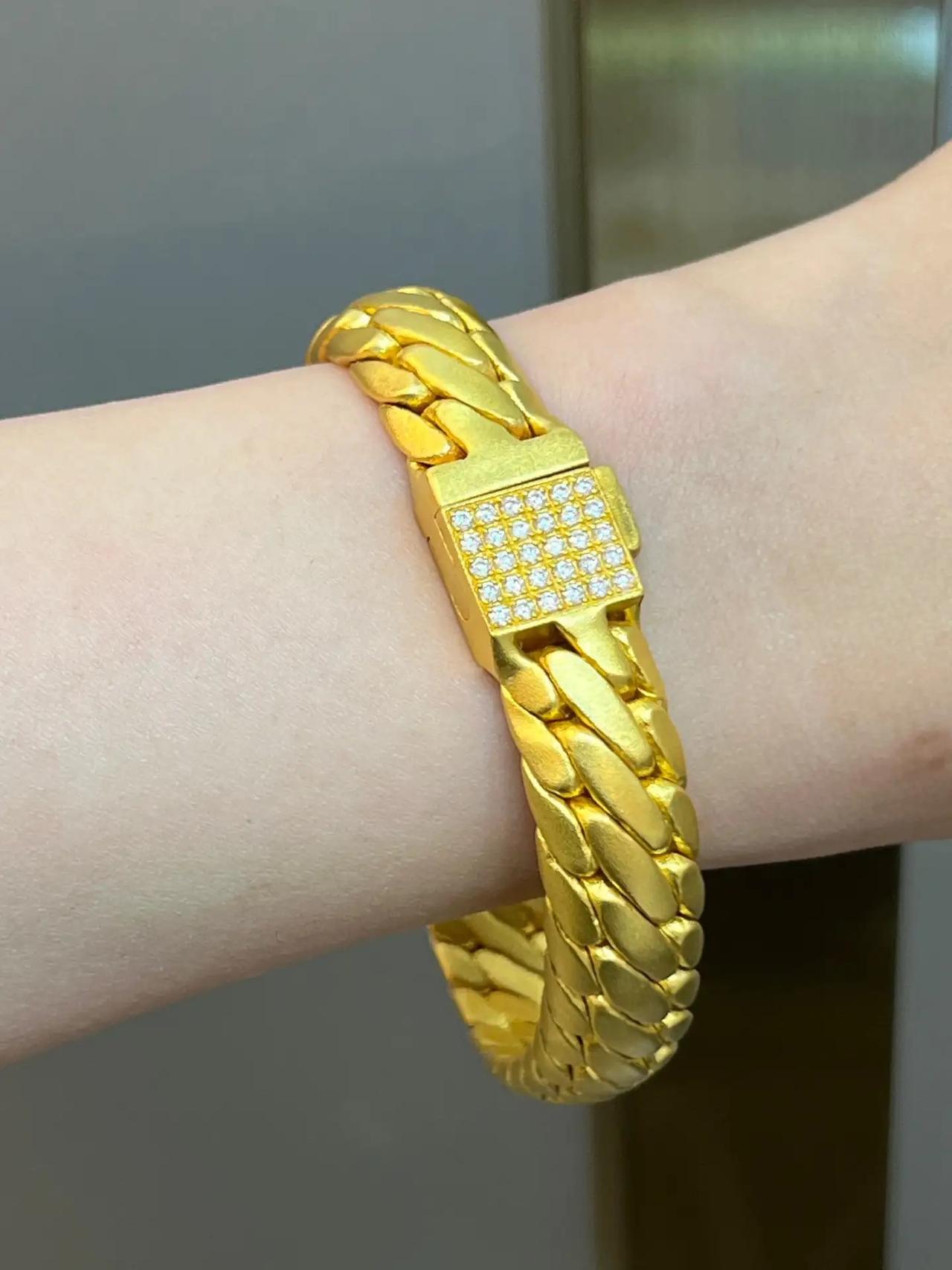 儿媳该不该把这个金手链该不该给娘家妈？

女儿回家时带来婆婆送的金手链，款式传统