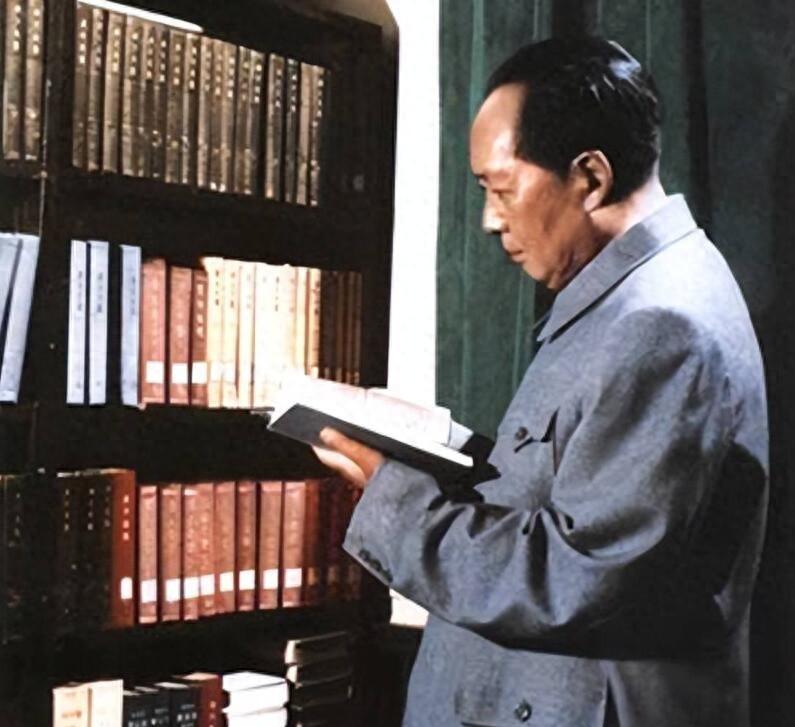 谁教会了毛主席打仗？毛主席认为有3个“老师”，第一个是蒋介石
1949年春，香山