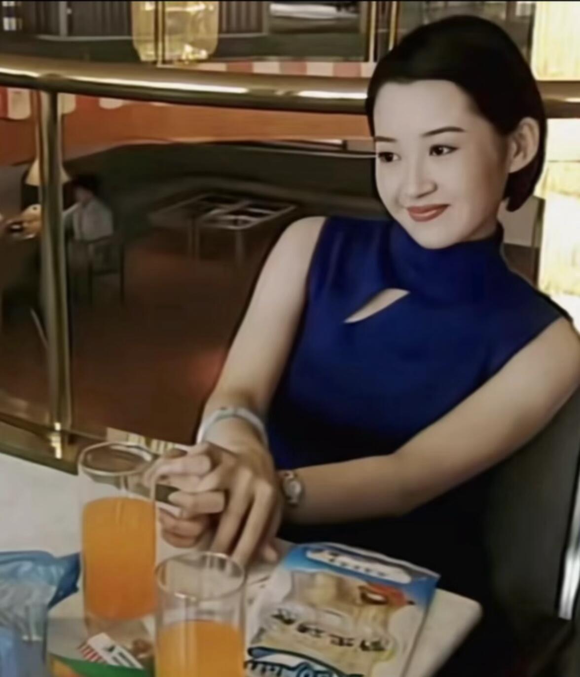 1.独一无二的复合型美感
 
她不是攻击性的艳丽，是清纯与风情并存的东方韵味，自