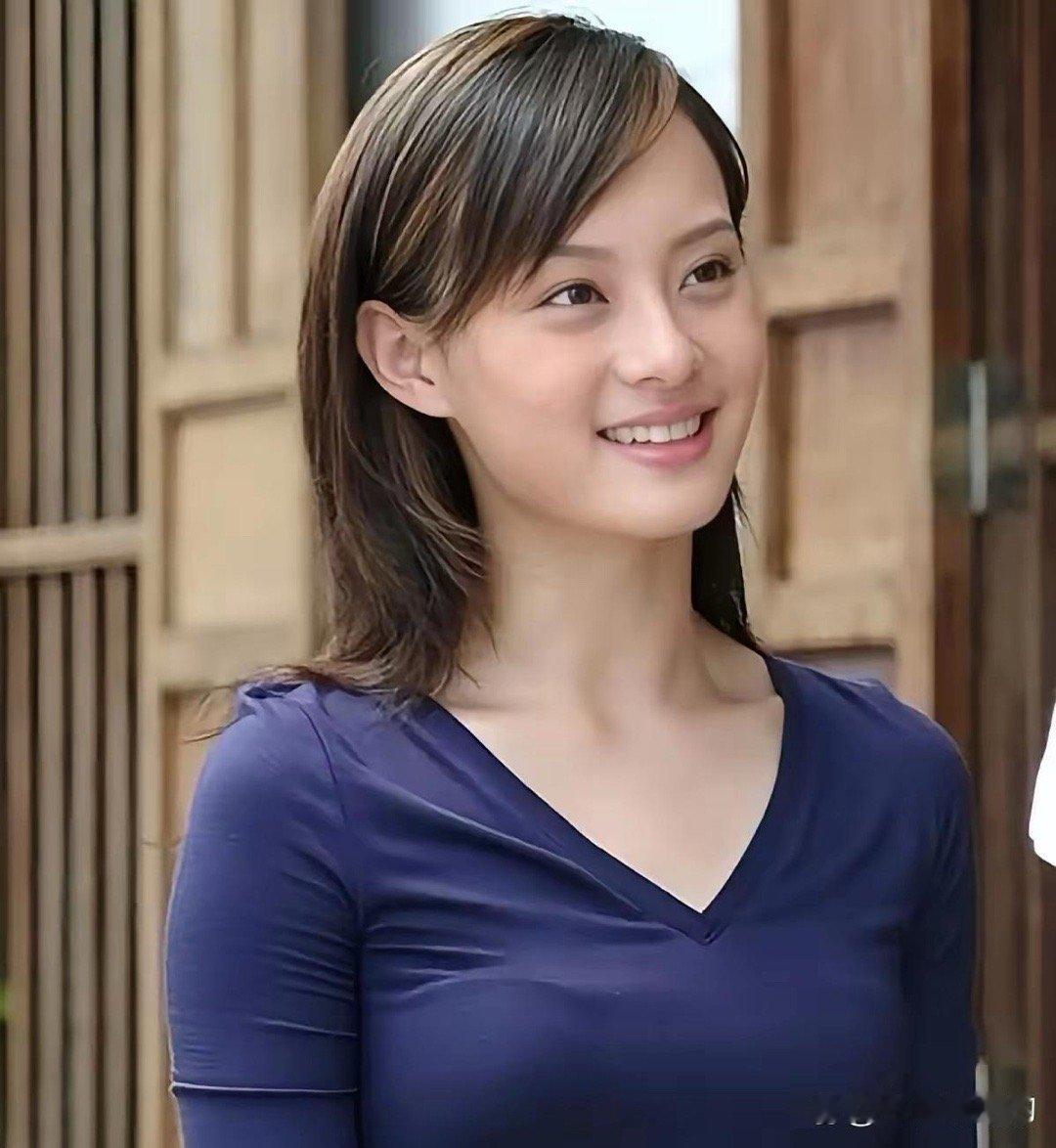 孙俪早年的照片散发着清新气息，让人感受到岁月的凝固。与蒋勤勤相比，她的独特气质更