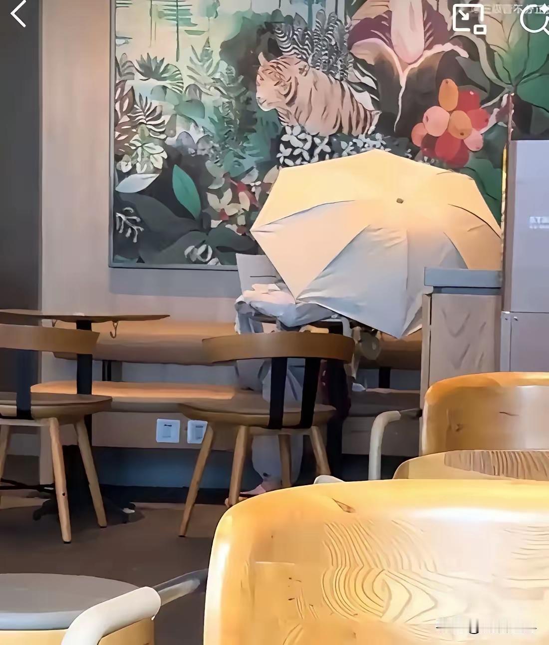 实际上，海口星巴克店里打伞考公的女孩，其实也蛮厉害的。

目前考公那是千军万马过