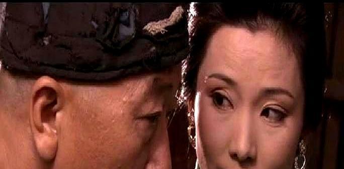 60岁嫁给28岁。
香秀“装傻”一辈子，赢了。
杨九红砸钱、抢人、争名分，每步都