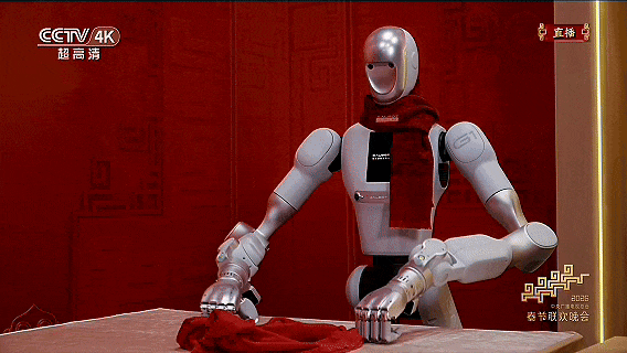 银河通用机器人小盖惊艳全场，叠衣服，串烤肠，动作越来越丝滑。我虽然不持有机器人系