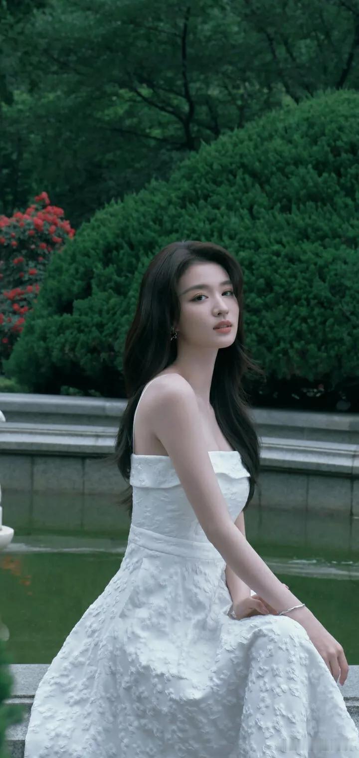 白色连衣裙总是自带仙气，就像在绿意盎然的公园里，那些身着白裙的女子，成为了最美的