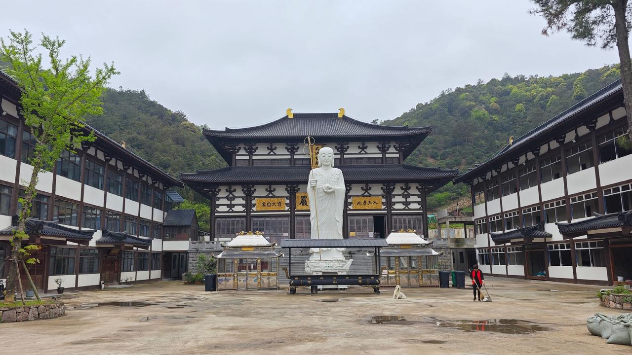 藏在安吉芝山的永庆寺，真不是那种网红扎堆的热闹古寺，第一次来就觉得，这地方是沉下