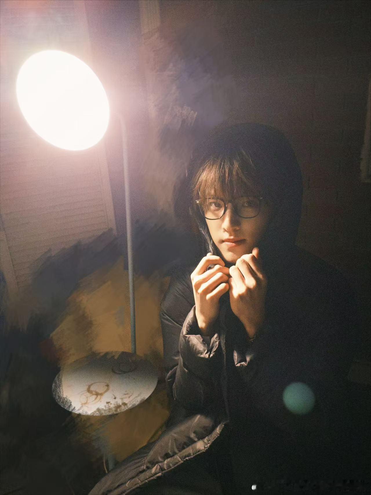 张泽禹昨天晚上天上的大月亮 张泽禹戴黑框眼镜好有味道，高智感满满，这颜值真的太能