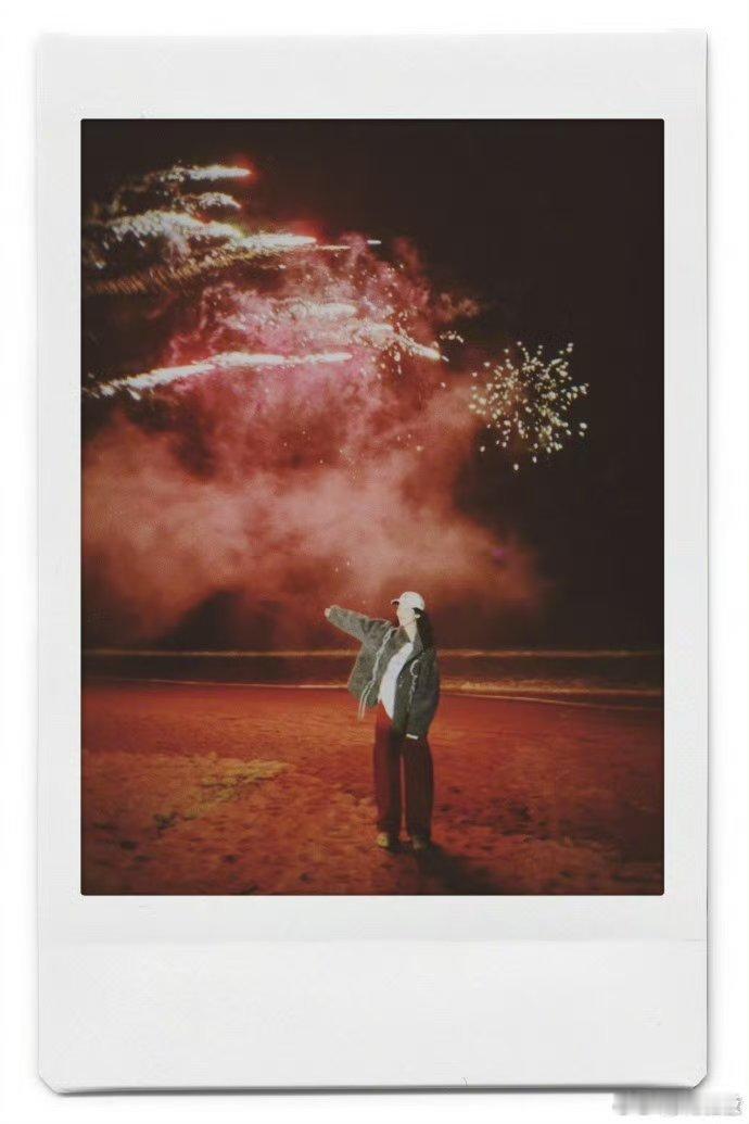 杨紫海南烟花拍立得杨紫海南烟花plog杨紫海南烟花拍立得，好美， 