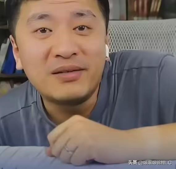 说真的，张雪峰是我见过最有意思的顶级流量。

你要说他没钱吧，全东方大国家长都在