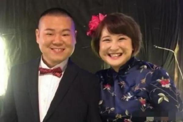 岳云鹏与贾玲同框，一个比一个笑得灿烂哈！头戴红花的贾玲短发无瑕，梨涡甜美，樱唇榴