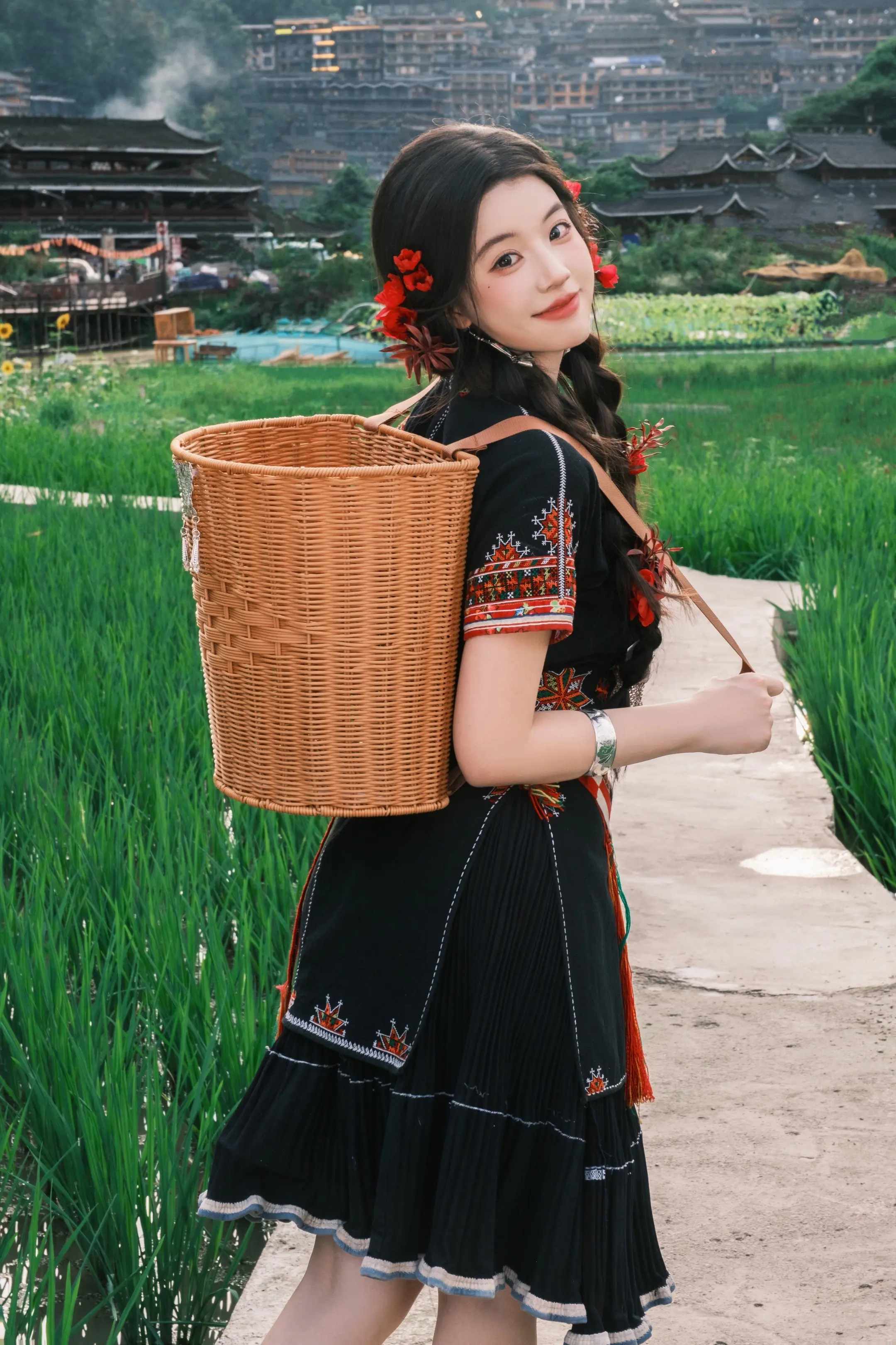 我出不了寨子 你带个背篼回去吧