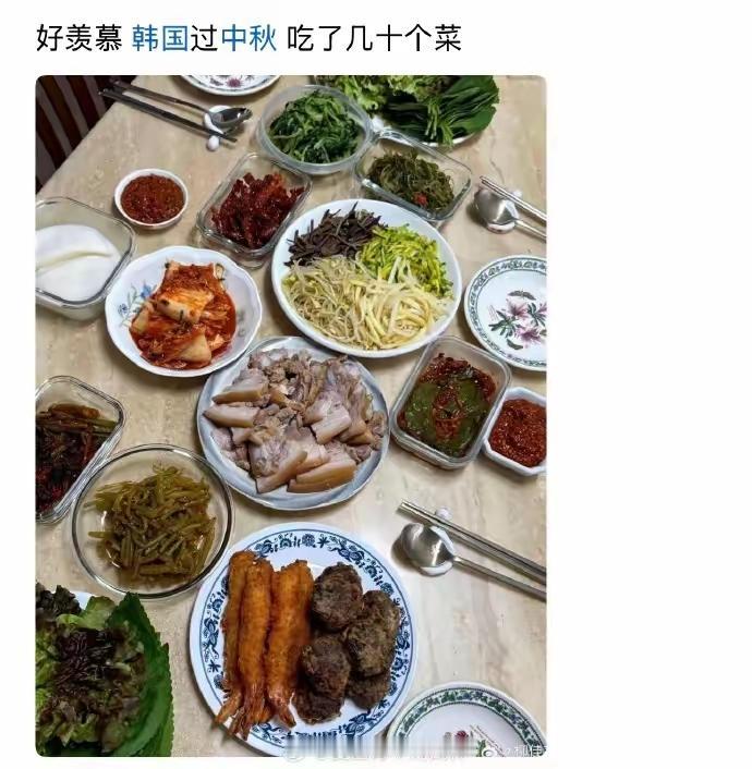 中秋节在韩国心中比春节还要重要

韩国人在中秋都会准备一顿丰盛的饭菜庆祝节日！