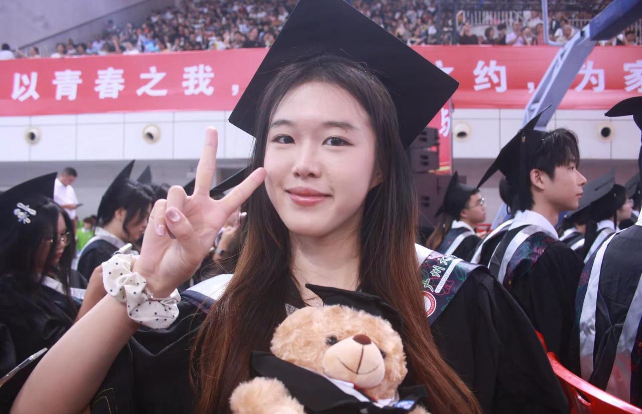 广州大学毕业典礼 在现场！一眨眼四年过去了，我们也即将收拾我们的行囊，奔赴我们的
