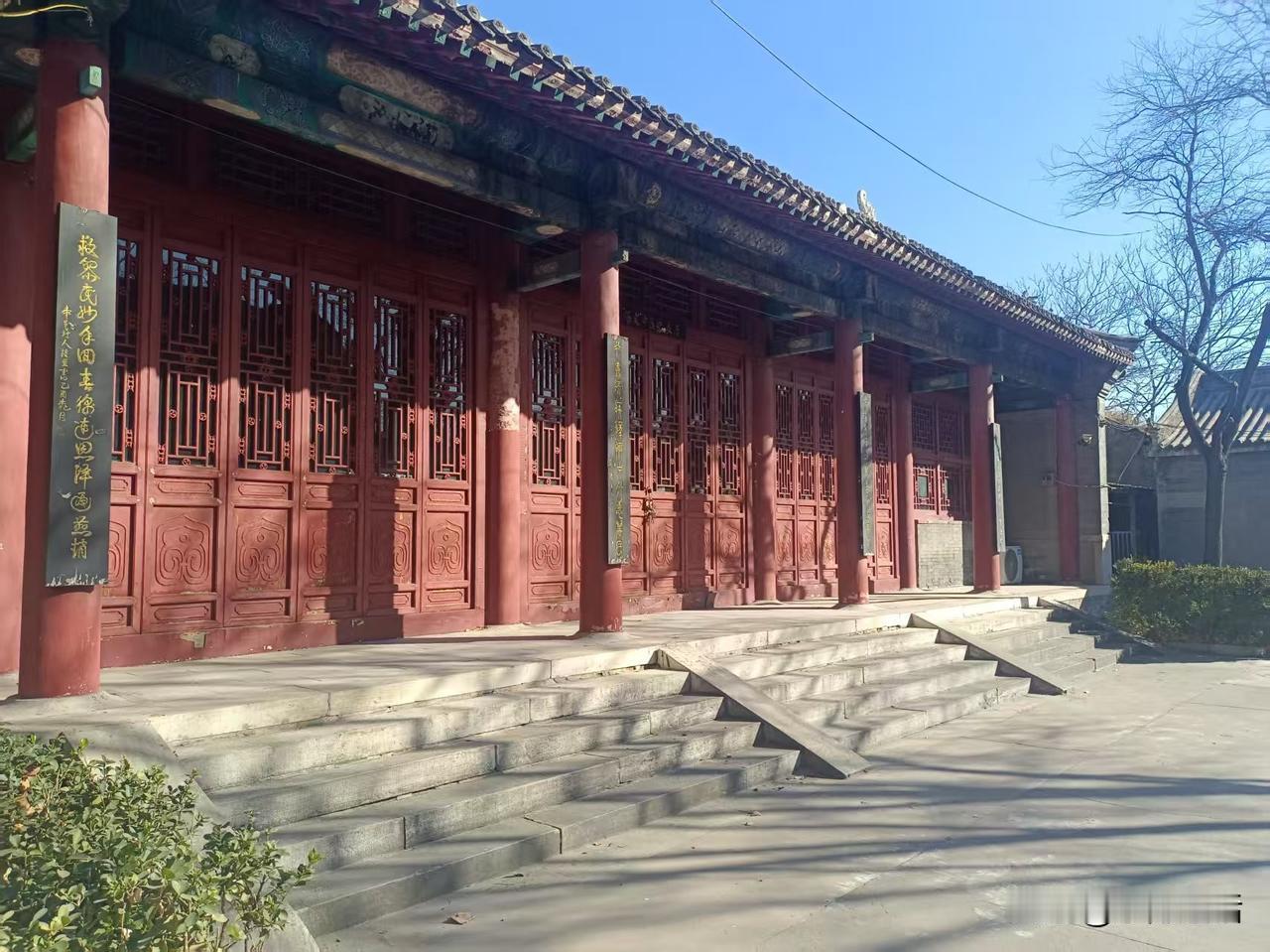 梁东方
星期天的上午，继续我和父亲的骑车漫游。
到了刘守庙门口，从门卫那里才知道