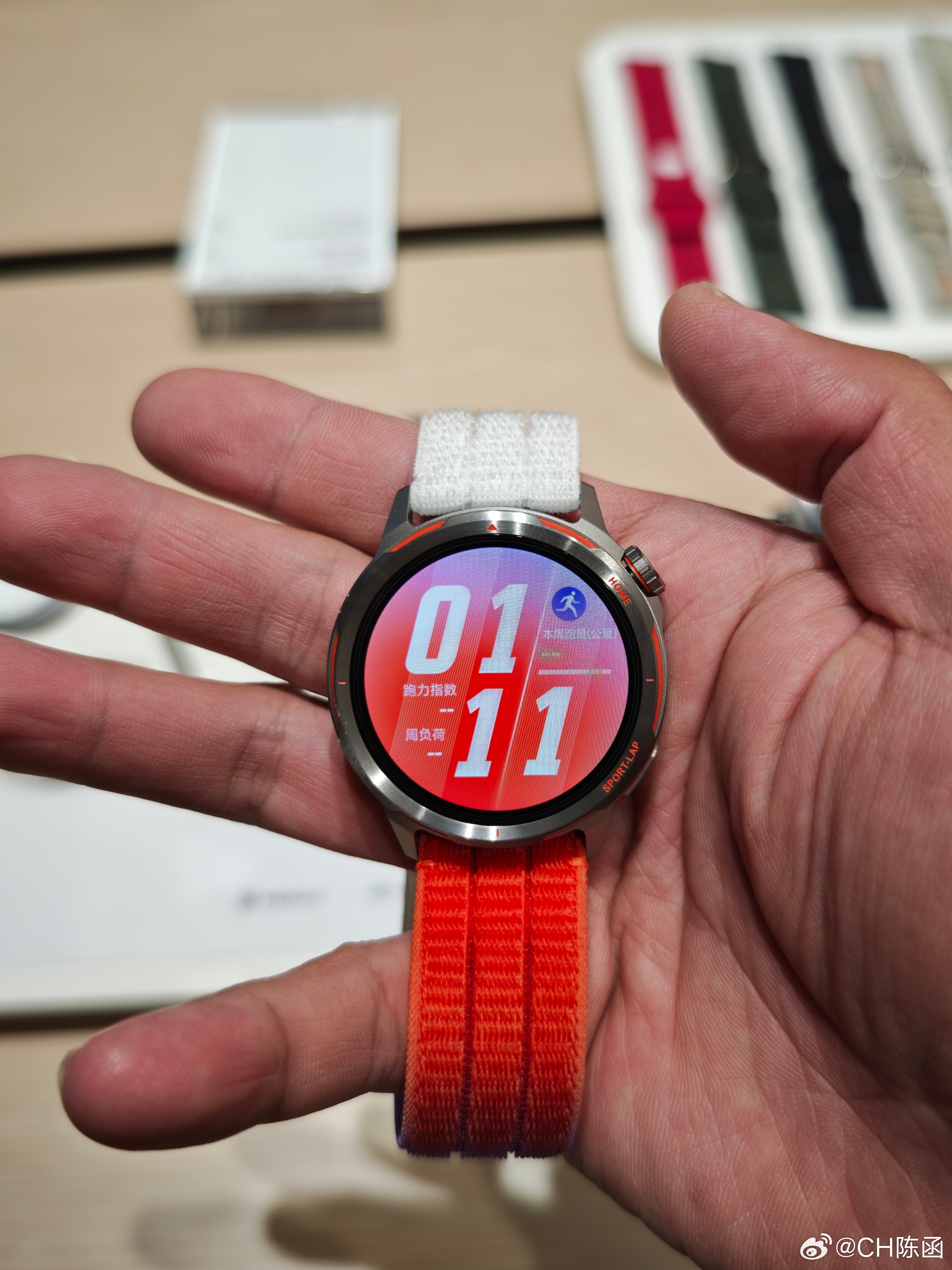 今天去看了一下华为GT Runner2，有点失望。主要是表盘太小了，我手腕都算细