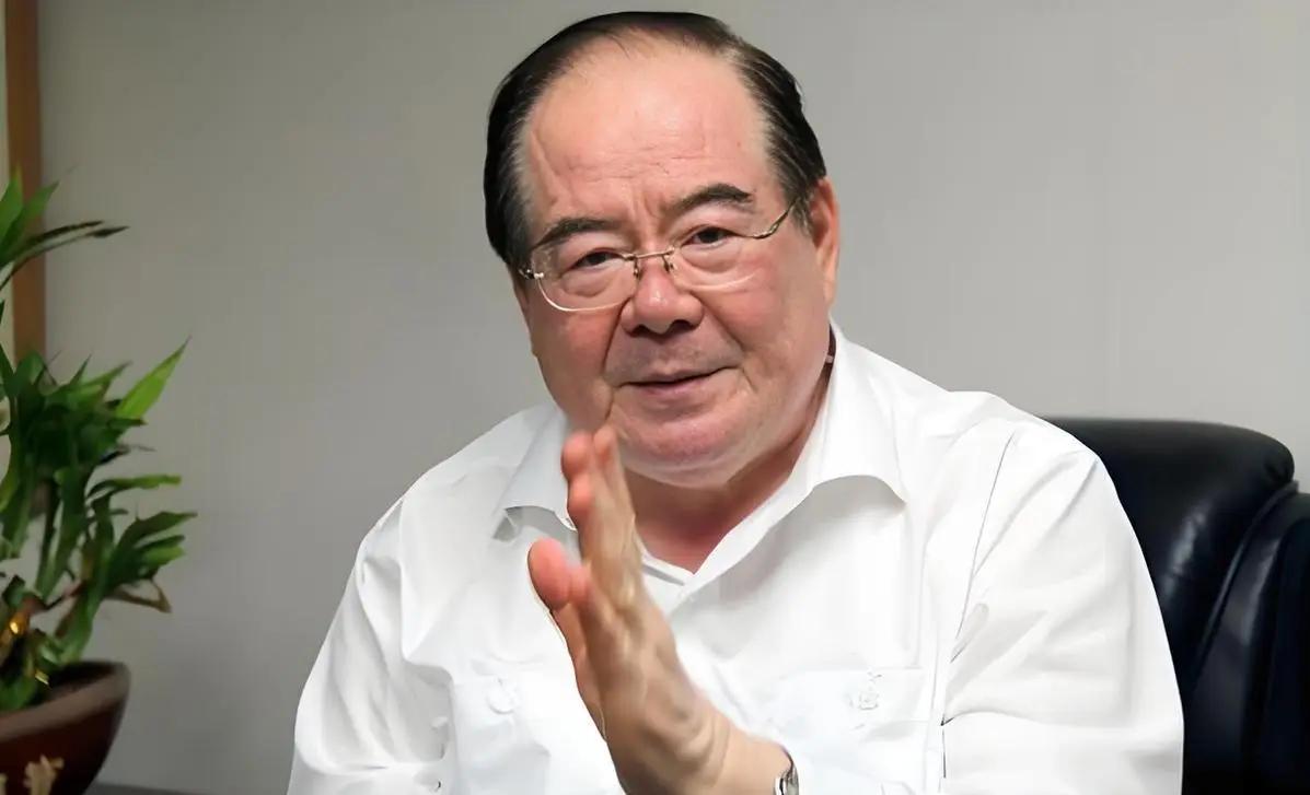 国民党副主席李乾龙，77岁了，前两天干了一件事：他死活不要人扶，自己一步一步，爬