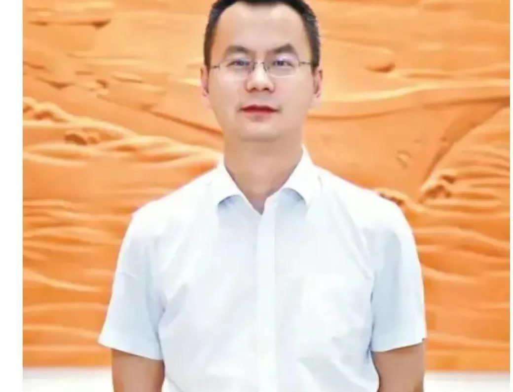 今天大家有一件令人振奋的新闻！福建舰，我国第一艘弹射型航母，今天成功进行了海试。