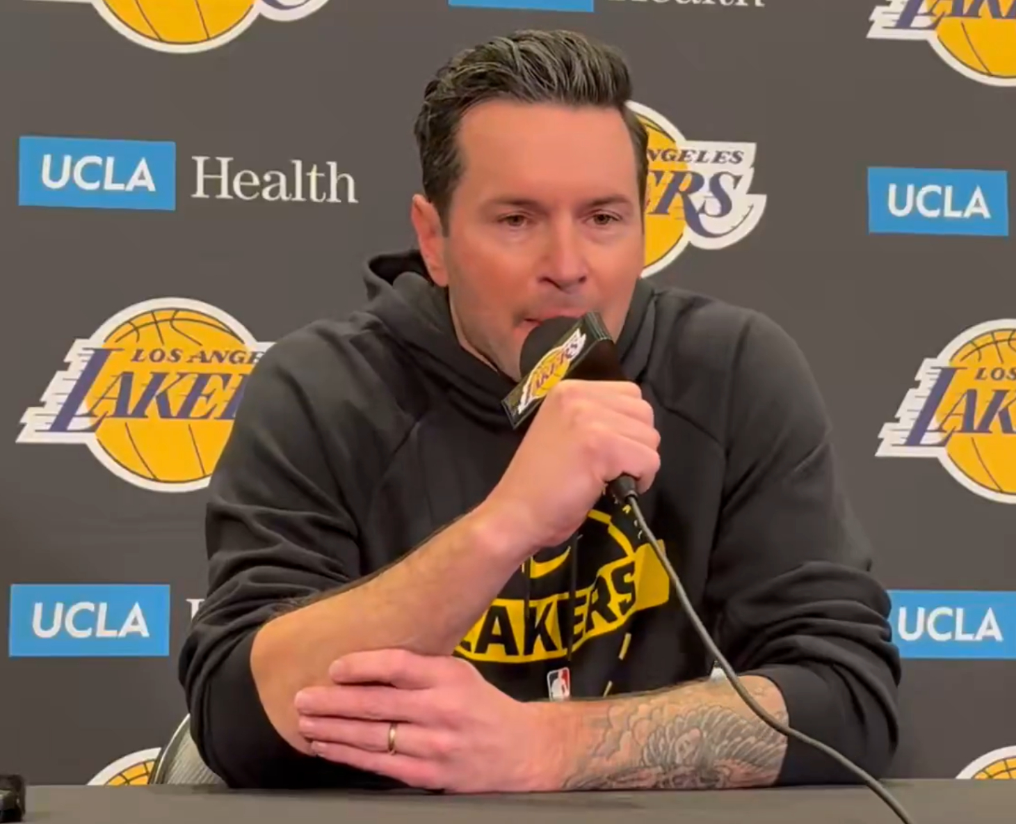 雷迪克表示将调整轮换，会大幅增加让里夫斯与詹姆斯同时在场的时间。我感觉詹哥这几场