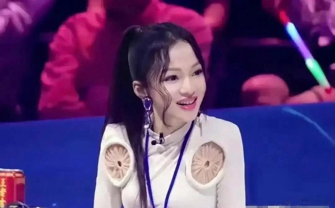张韶涵衣服上是什么啊？这是什么造型 