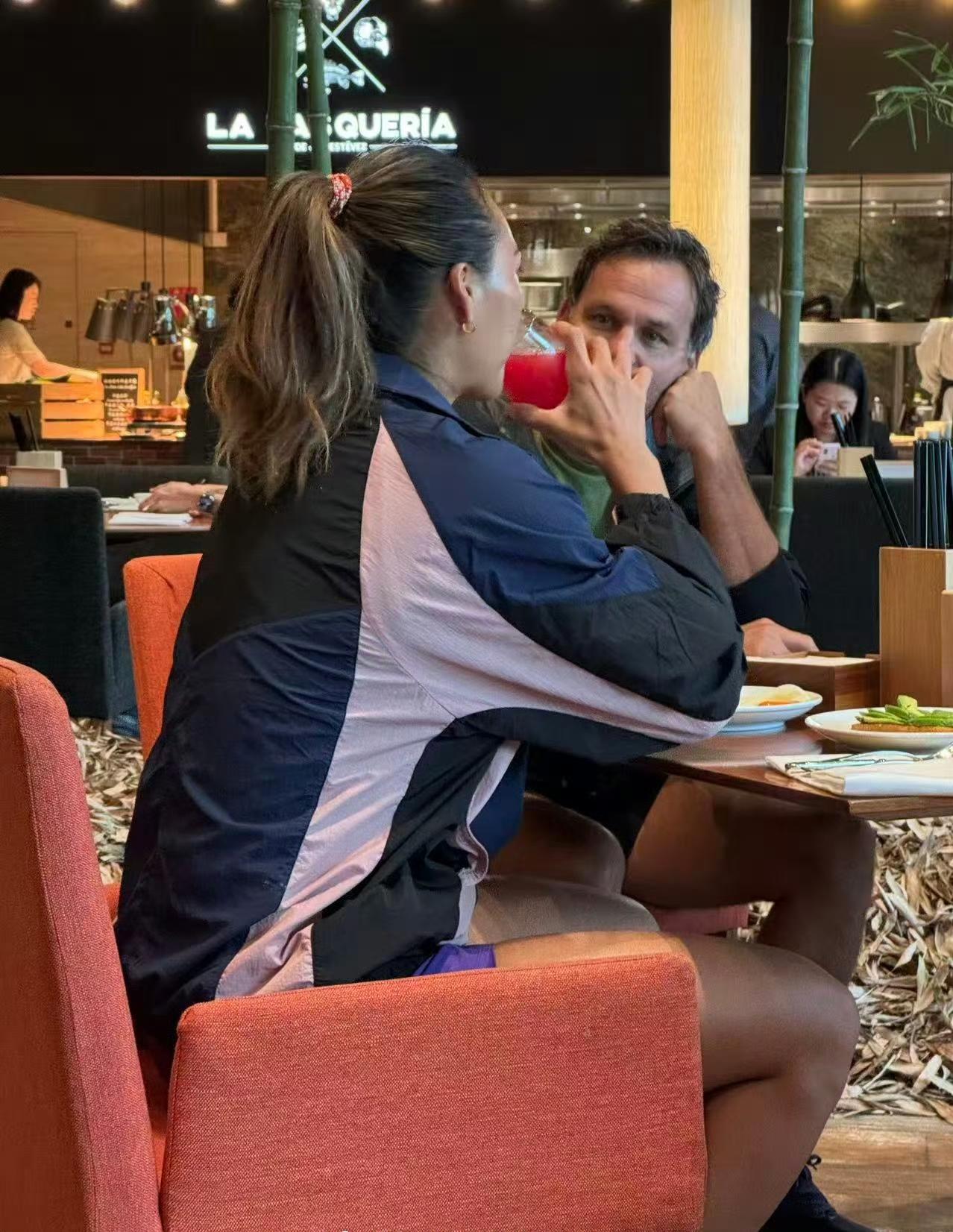 郑钦文带团队吃西餐，对面是里巴，里巴的心情也是非常的好，这几天估计是进行了恢复训